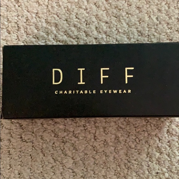 DIFF charitable sunglasses - Picture 4 of 5